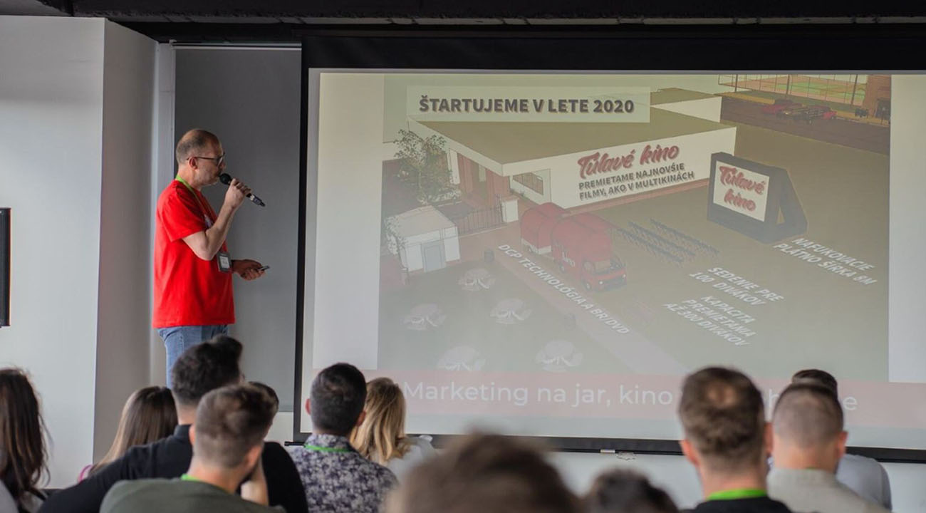 Maroš Sollár na pódiu pred davom ľudí prezentuje svoj sen Túlavé kino.
