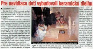 Novinové články o keramickej dielni v Levoči s fotografiami ľudí pri práci s hlinou